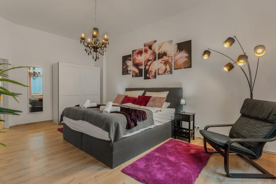 Bed, Photo of the whole room, Seating area, Bedroom, wardrobe