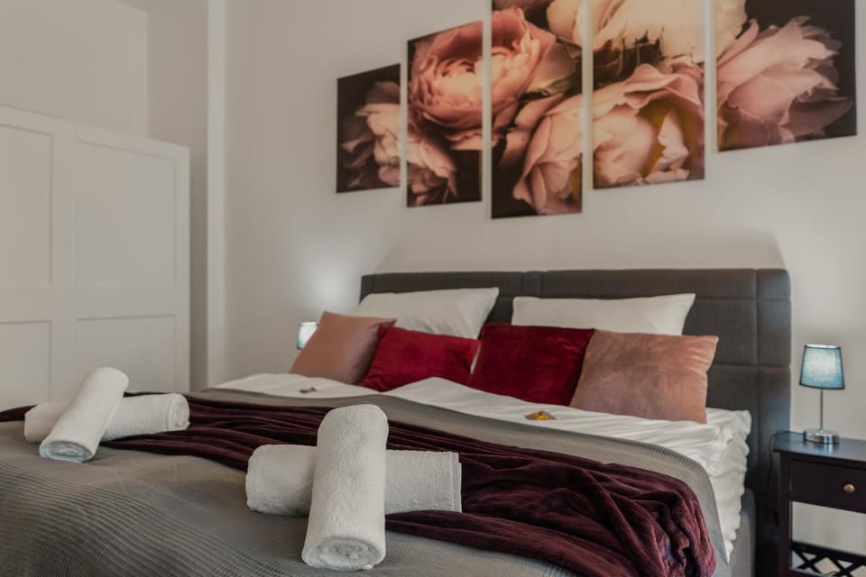 Bed, Photo of the whole room, Bedroom, towels