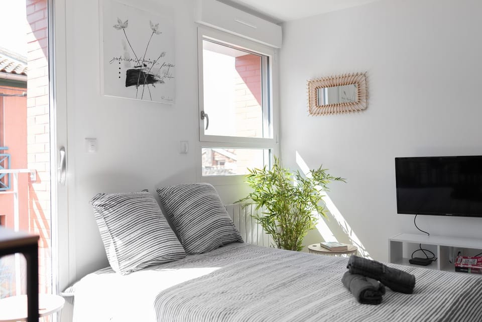 Bed, Living room