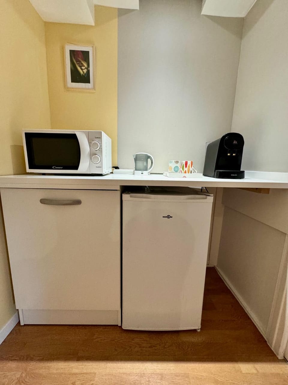 Kitchen or kitchenette, minibar