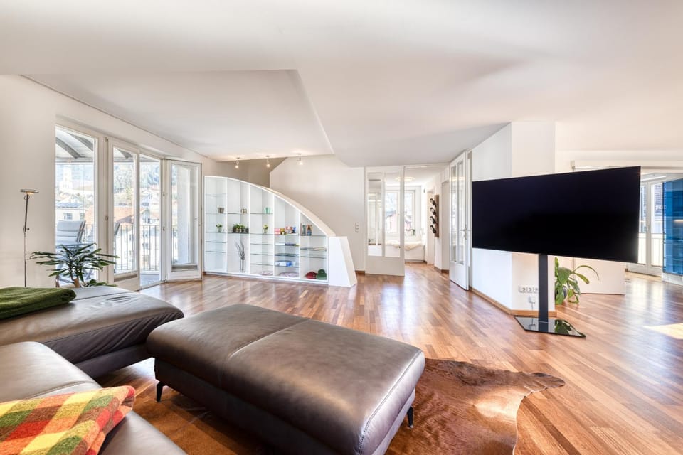 TV and multimedia, Living room, Seating area, Evening entertainment