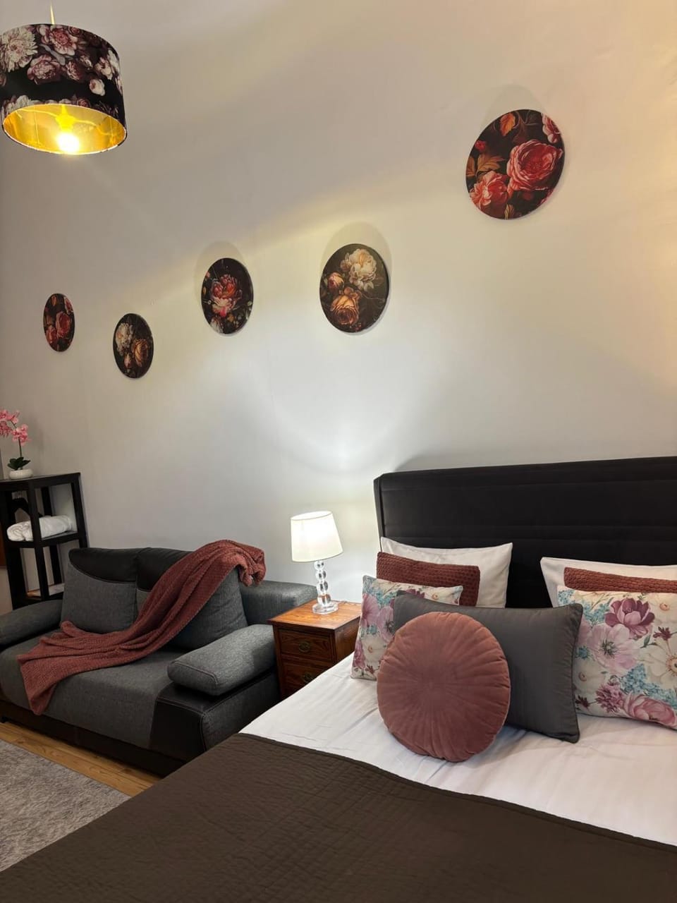 Bed, Photo of the whole room, Seating area, Bedroom