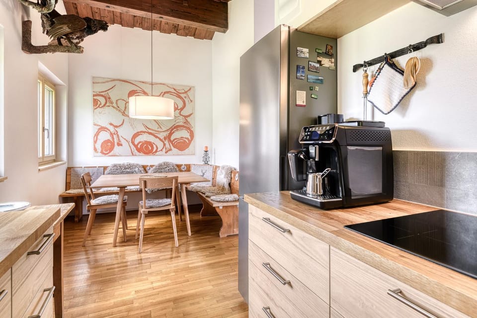 Coffee/tea facilities, Kitchen or kitchenette, Dining area