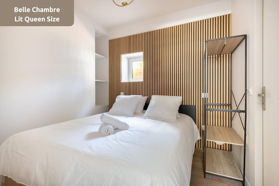 Bed, Photo of the whole room, towels