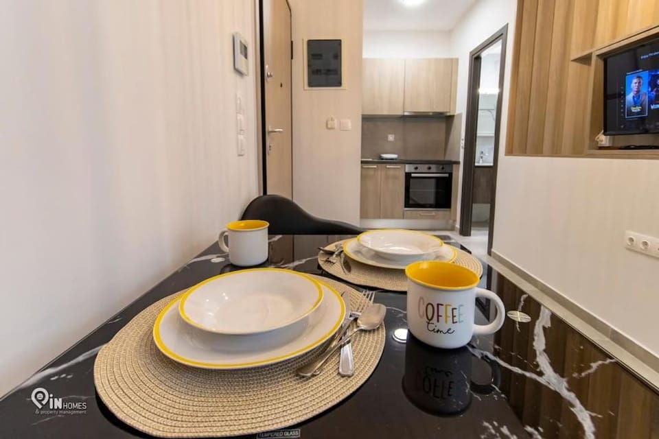 Kitchen or kitchenette, Dining area, stove