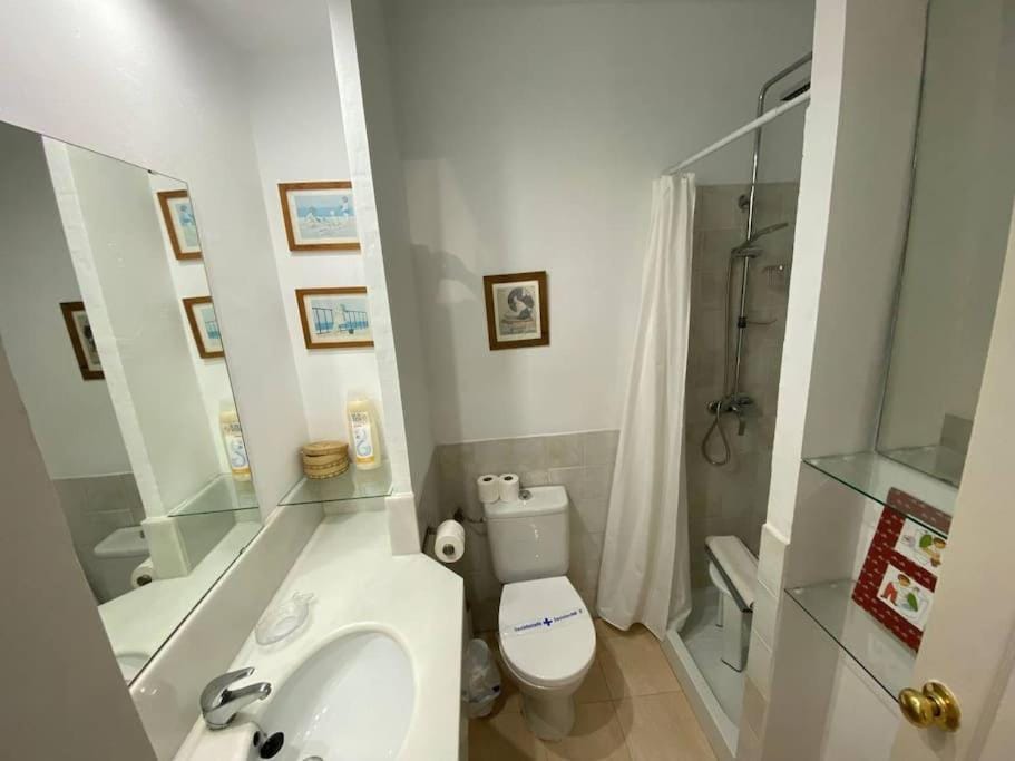 Shower, Toilet, Bathroom, towels