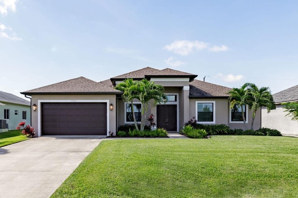 Great Location, Minutes to the Beach, Two Heated pools , sleeps 17! - Pelican Junction - Roelens House in Cape Coral