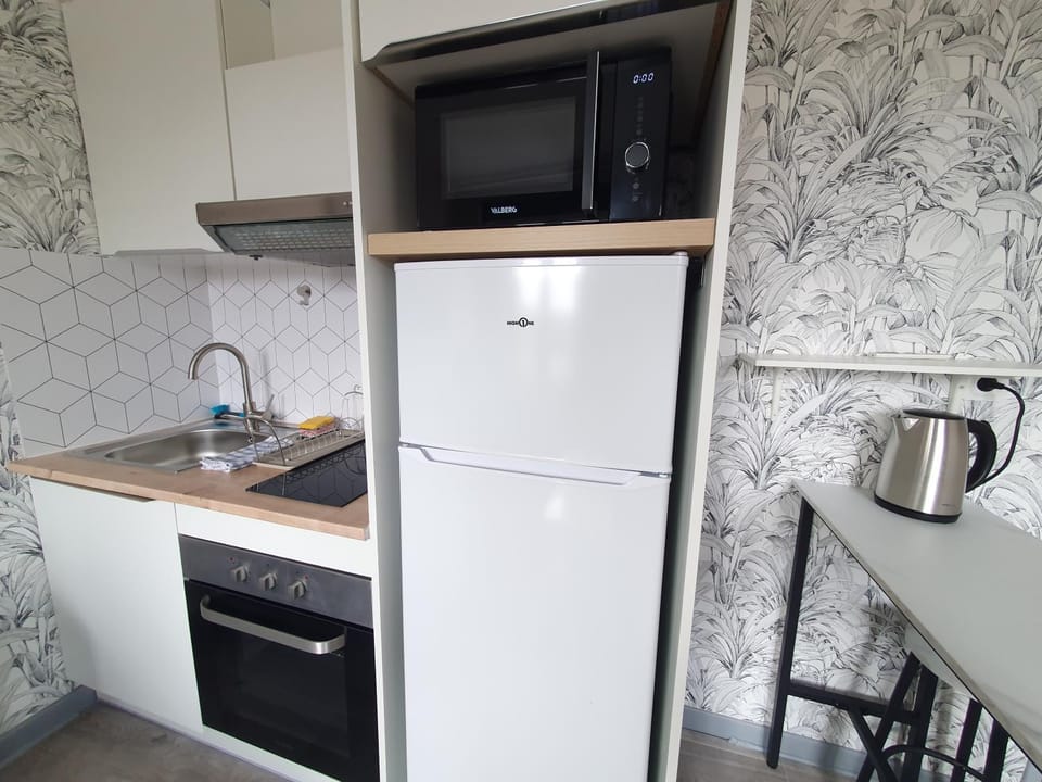 Kitchen or kitchenette, oven