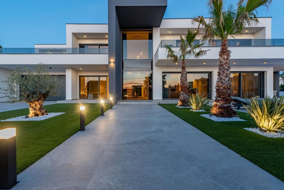 Property building, Facade/entrance, Off site