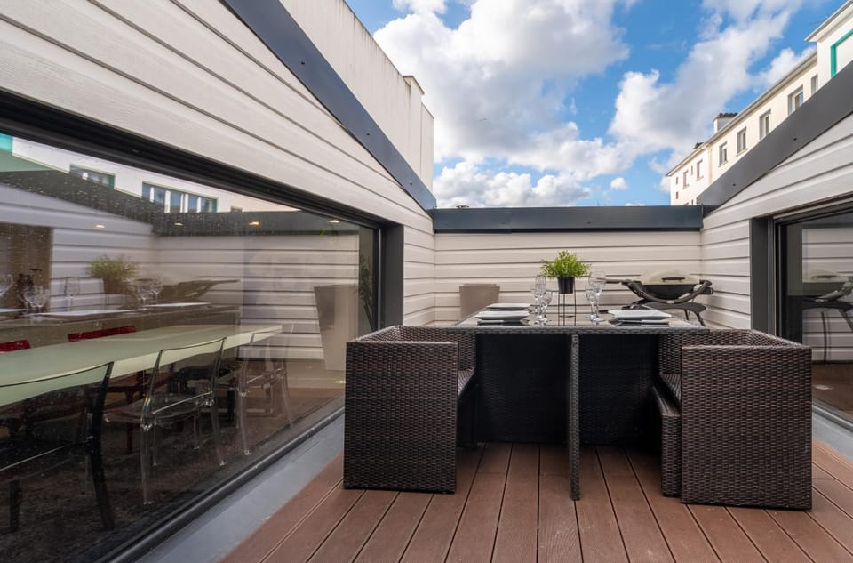 Property building, Balcony/Terrace, Living room