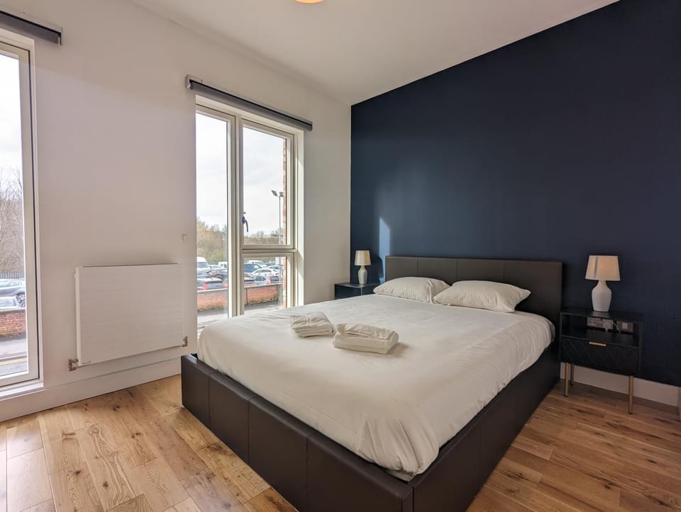Adelphi Townhouse Contemporary 2 Bed 1 bath 1 WC House in Salford