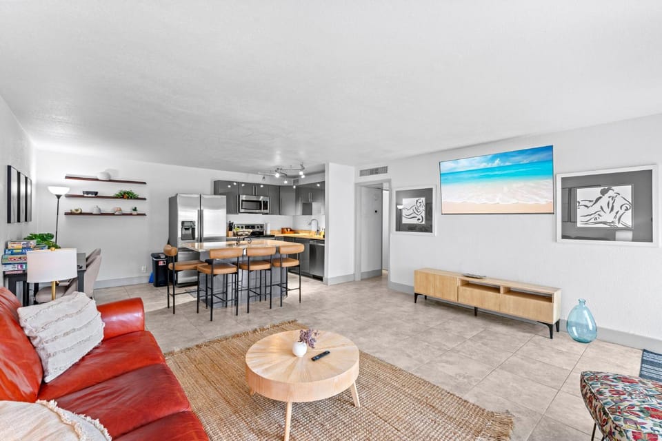 Kitchen or kitchenette, Living room, Seating area, Dining area