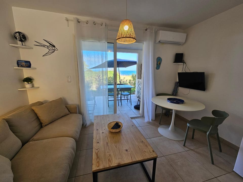TV and multimedia, Living room, Seating area, Dining area, air conditioner