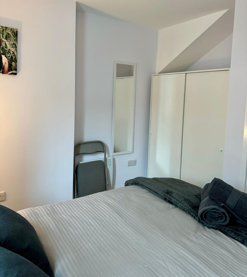 Bed, Photo of the whole room, Bedroom, wardrobe