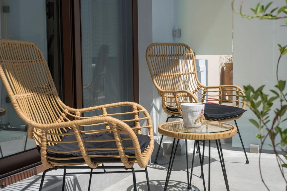 Patio, Day, Seating area