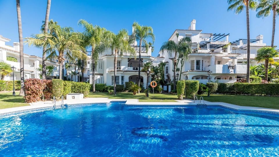 Swimming pool, sunbed