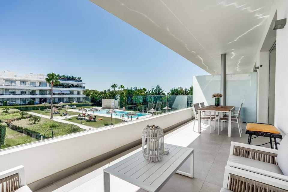 Property building, Spring, Day, Garden, View (from property/room), Balcony/Terrace, Balcony/Terrace, Seating area, Garden view, Pool view, Swimming pool, Swimming pool, sunbed
