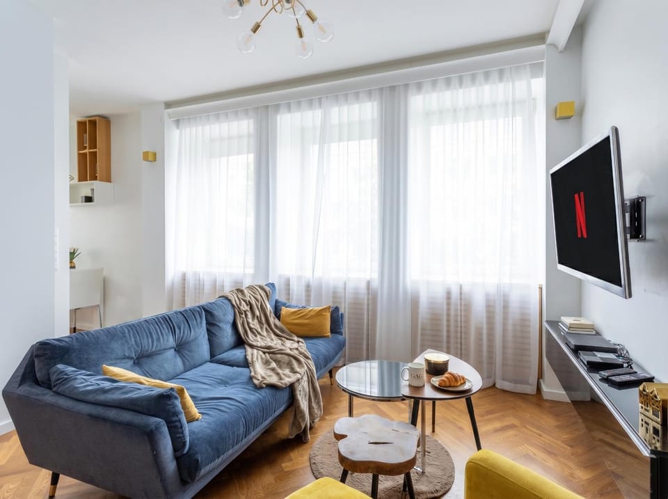 Communal lounge/ TV room, TV and multimedia, Living room, Seating area, Evening entertainment