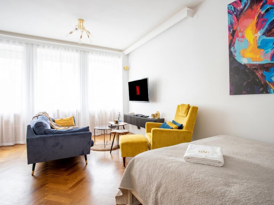 Bed, TV and multimedia, Living room, Photo of the whole room, Seating area, Bedroom, towels