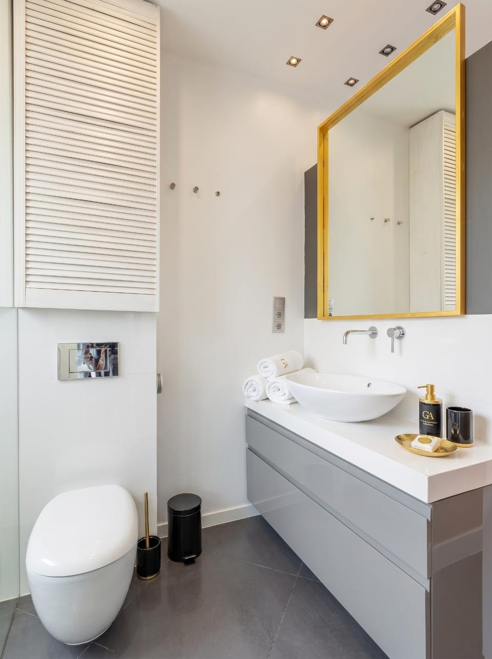 Toilet, Bathroom, towels