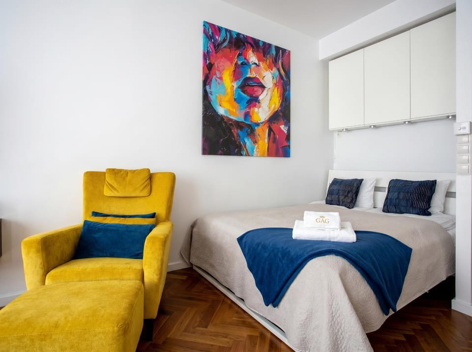 Bed, Living room, Photo of the whole room, Seating area, Bedroom