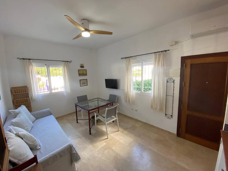 Bed, TV and multimedia, Living room, Photo of the whole room, Bedroom, fireplace, air conditioner