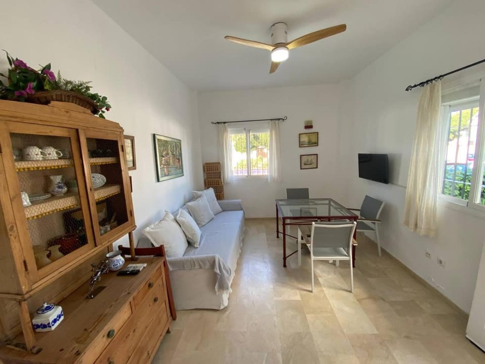 TV and multimedia, Living room, Seating area, Dining area, fireplace, air conditioner