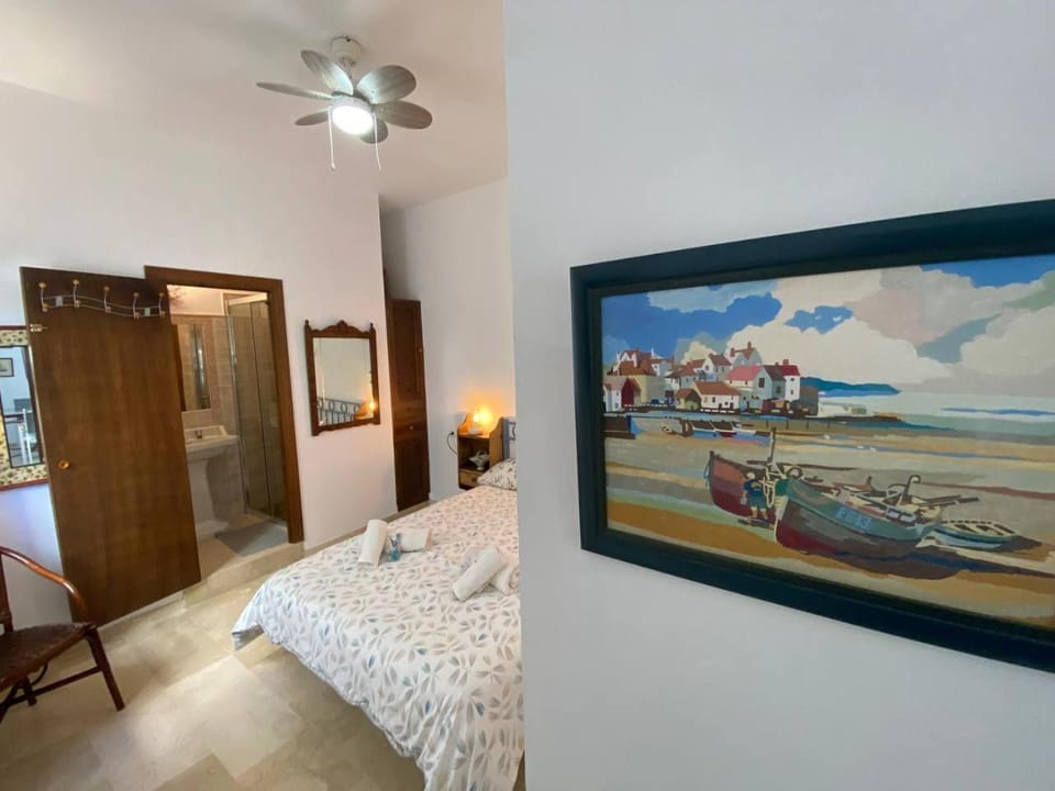 Bed, Photo of the whole room, Decorative detail, Bedroom, fireplace