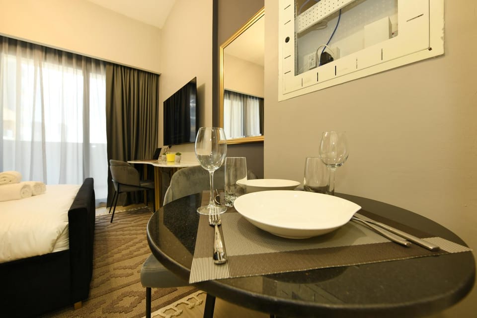 Bed, TV and multimedia, Living room, Photo of the whole room, Seating area, Dining area, Bedroom