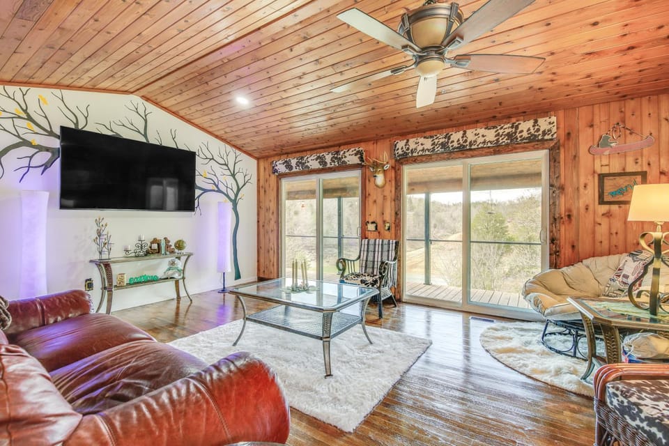 Waterfront Dandridge Cabin, 24 Mi to Pigeon Forge! Cabin in Douglas Lake