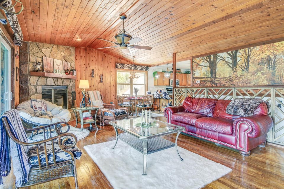 Waterfront Dandridge Cabin, 24 Mi to Pigeon Forge! Cabin in Douglas Lake