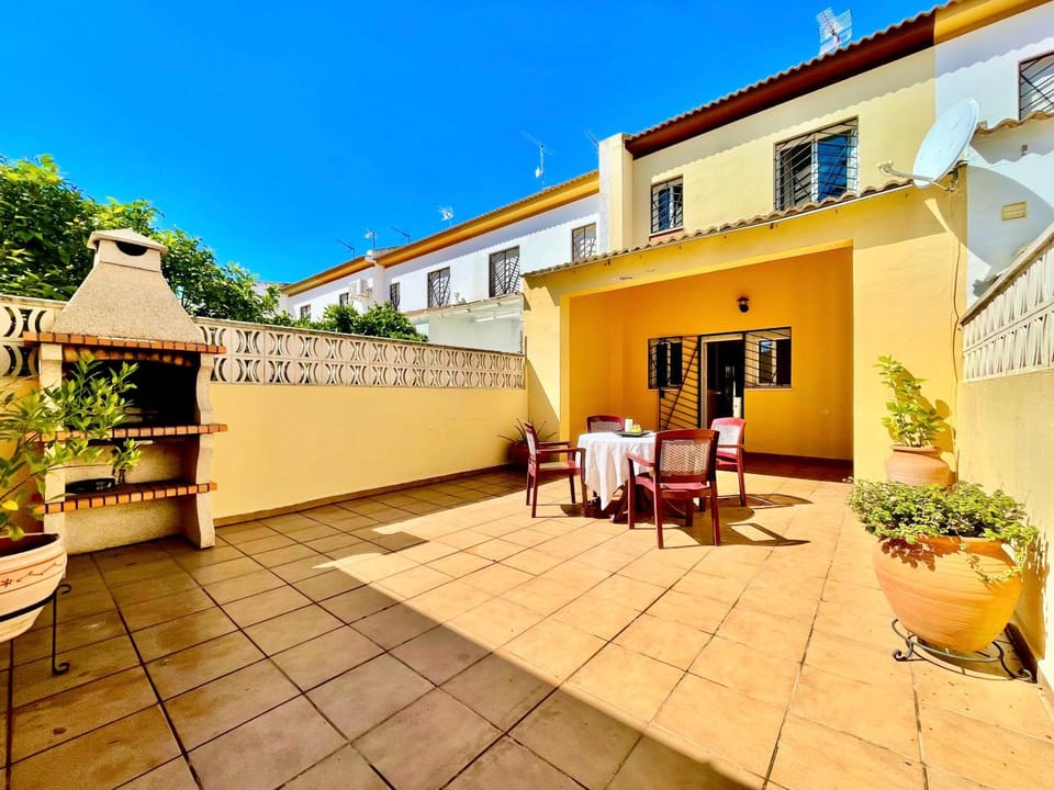 Property building, Patio, Dining area