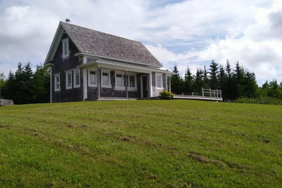 Beautiful oceanfront cottage House in Nova Scotia