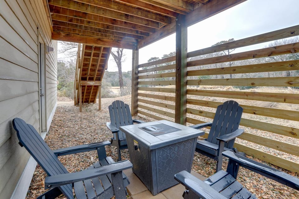 Kitty Hawk Apartment w/ Hot Tub - 1 Mi to Beach! Apartment in Kitty Hawk