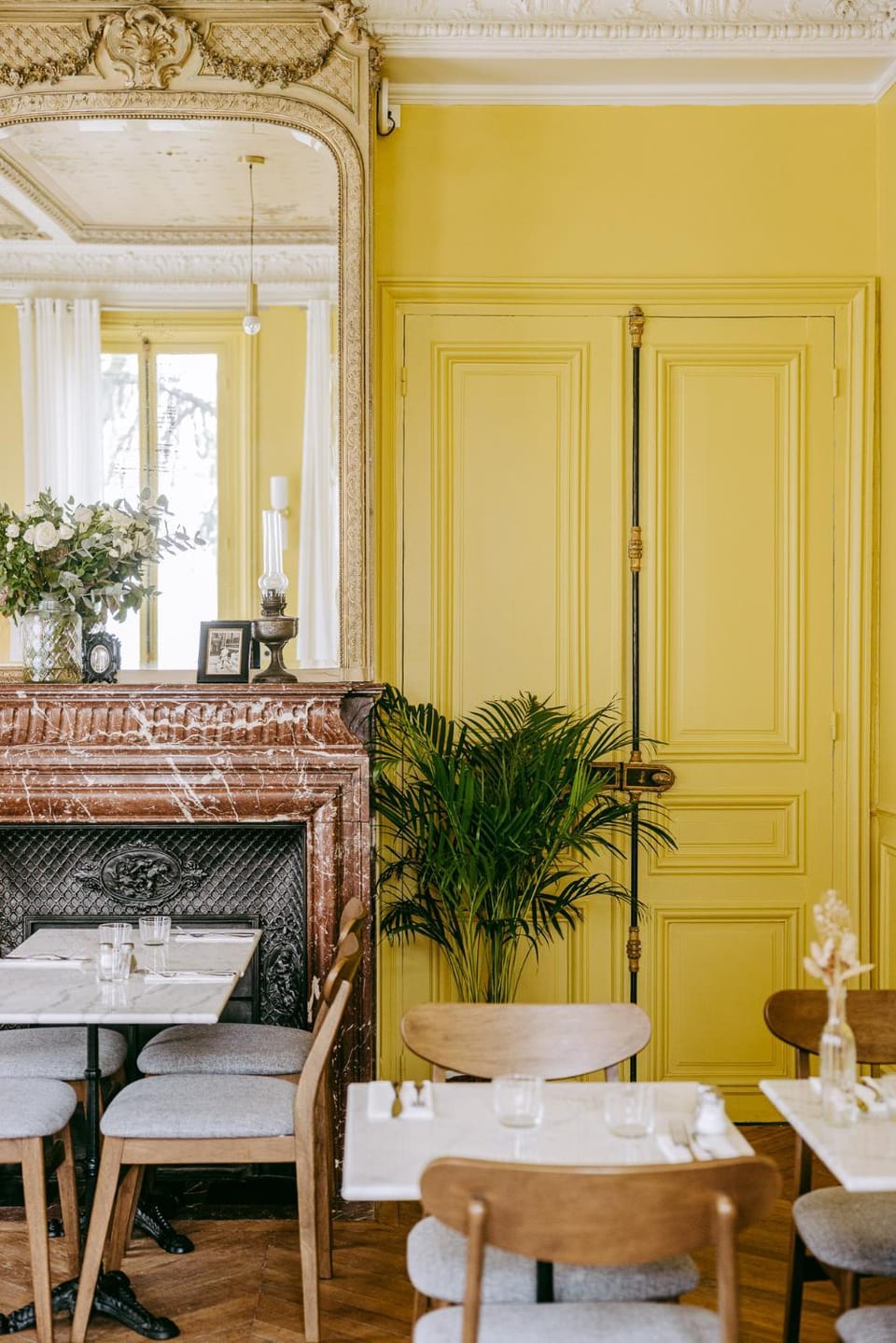 Restaurant/places to eat, Living room, Dining area