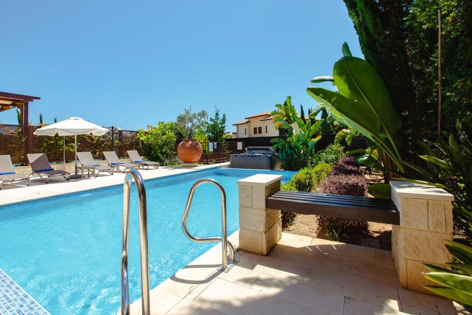 Luxury Central Villa AJ05 with Private Heated Pool & Jacuzzi, Services Inc, Aphrodite Hills Resort Villa in Kouklia