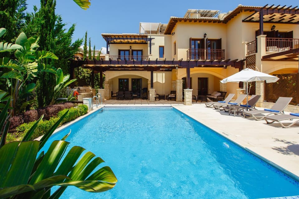 Luxury Central Villa AJ05 with Private Heated Pool & Jacuzzi, Services Inc, Aphrodite Hills Resort Villa in Kouklia