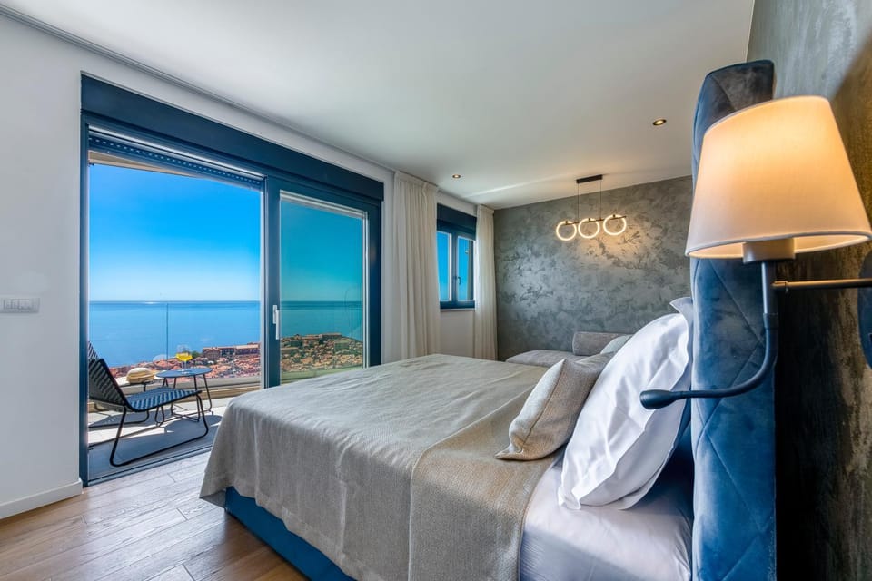 View (from property/room), Balcony/Terrace, Bedroom, City view, Sea view