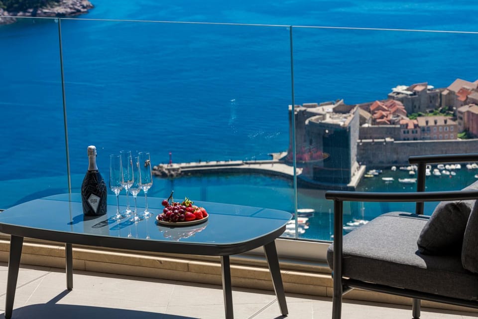 View (from property/room), Balcony/Terrace, City view, Sea view