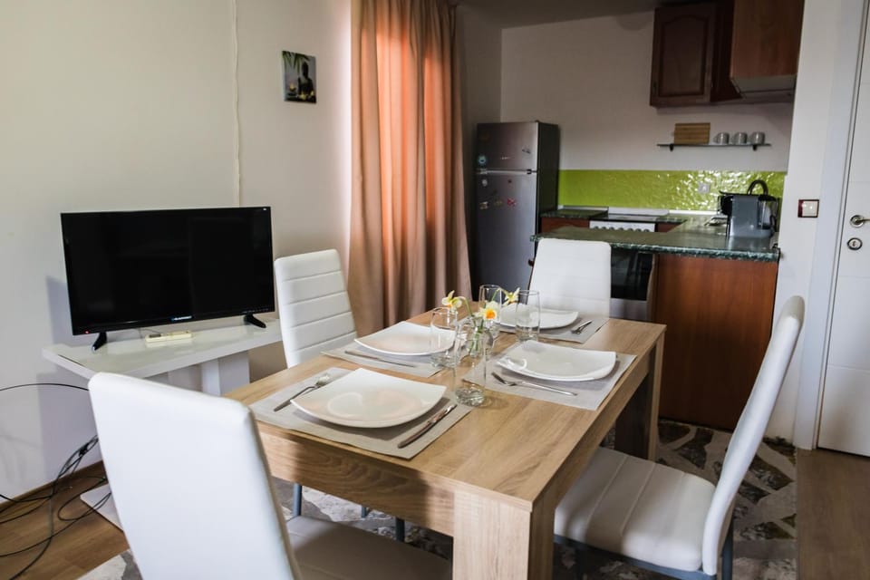Communal lounge/ TV room, TV and multimedia, Kitchen or kitchenette, Living room, Food and drinks, Dining area, Food, pet friendly, stove