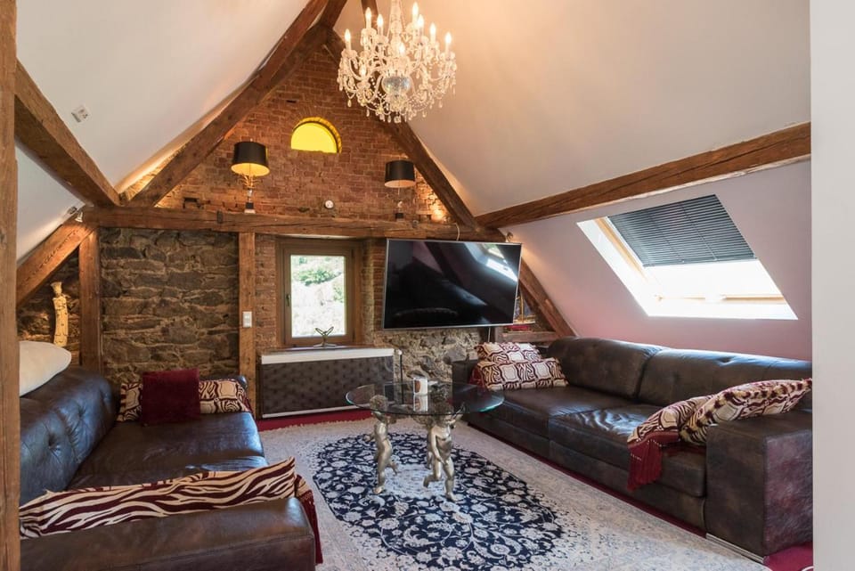 Communal lounge/ TV room, TV and multimedia, Living room, Seating area, Evening entertainment