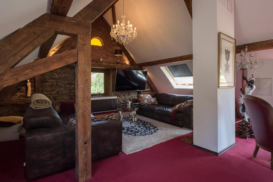 Communal lounge/ TV room, TV and multimedia, Living room, Seating area, Evening entertainment