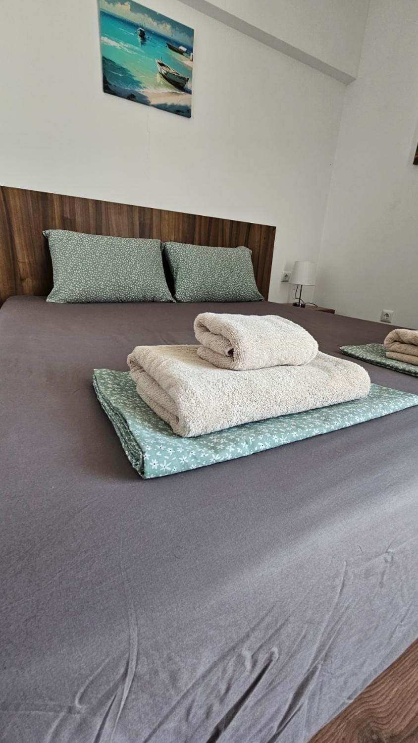 Bed, Bedroom, towels