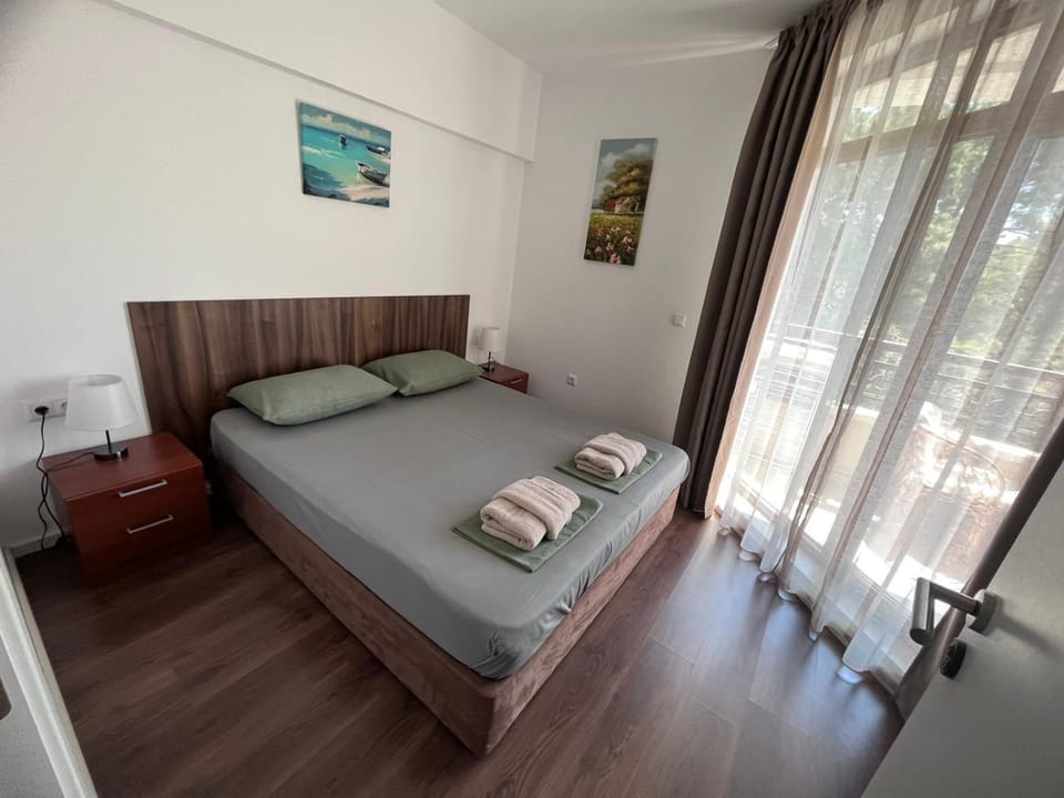 Bed, Bedroom, towels
