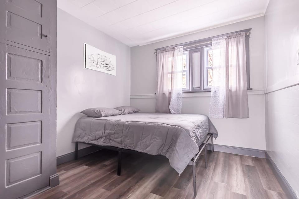 Spacious 6BR 2Bath Close the Falls House in Niagara Falls