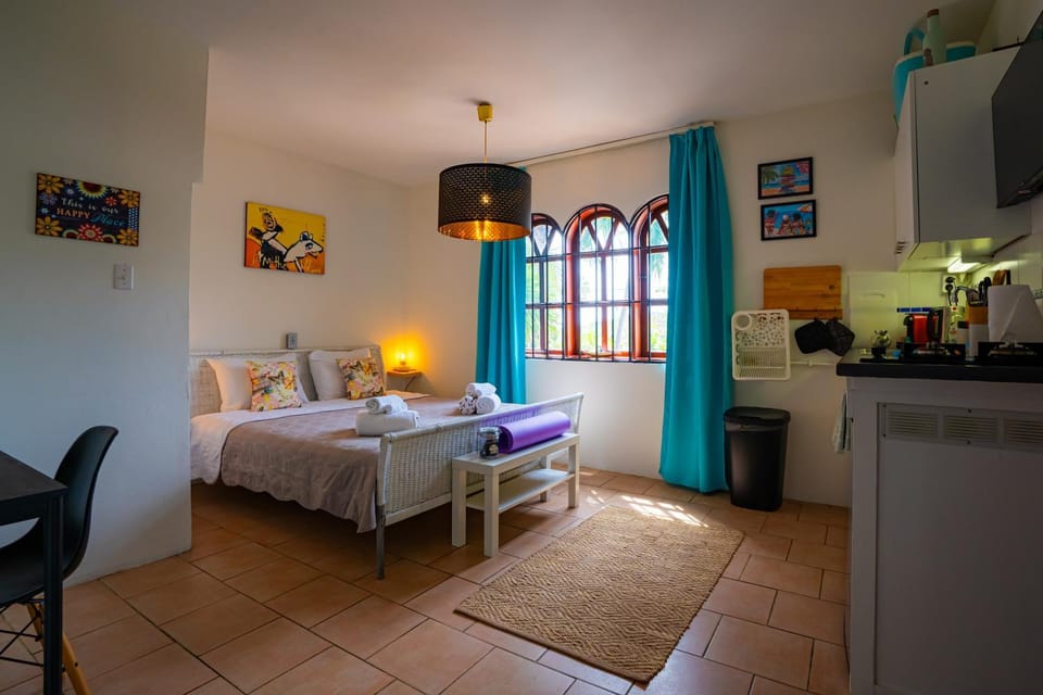 Bed, TV and multimedia, Kitchen or kitchenette, Living room, Photo of the whole room, Seating area, Dining area, Bedroom, towels