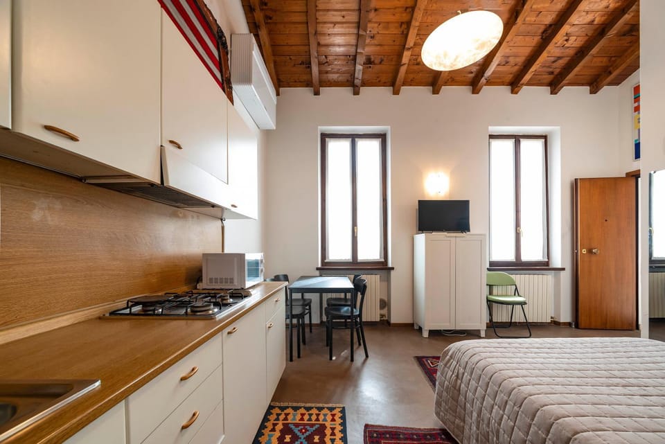 Bed, TV and multimedia, Seating area, Dining area, Bedroom, stove