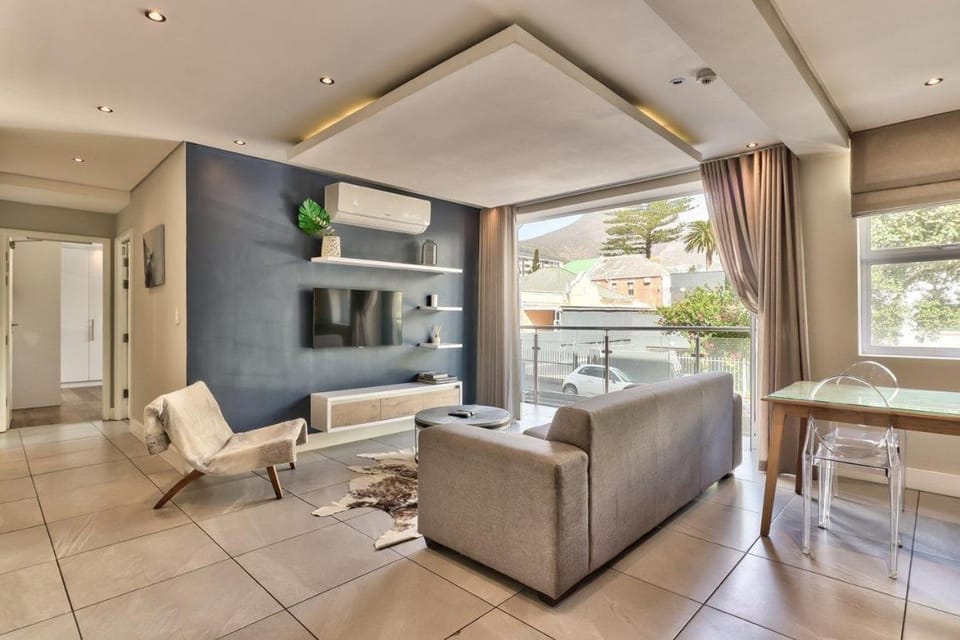 2Bedroom Apt -Mountain view+pool Apartment in Sea Point