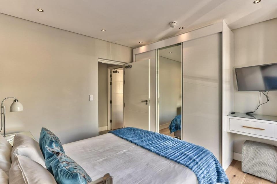 2Bedroom Apt -Mountain view+pool Apartment in Sea Point