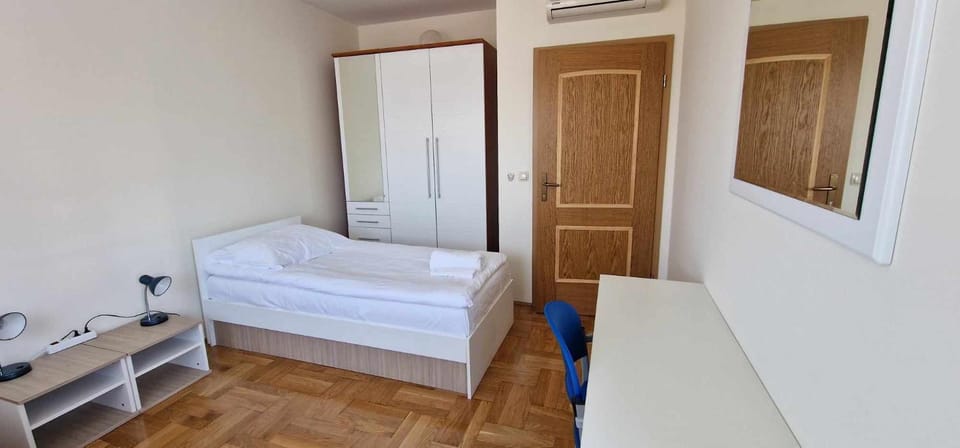 Photo of the whole room, air conditioner